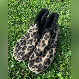 Hey Dude Denny Beige Leopard Women’s size 8 Fleece Ankle Boots